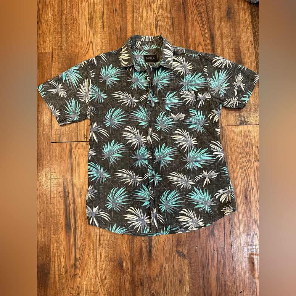 Valor collective men’s short sleeve button down size small